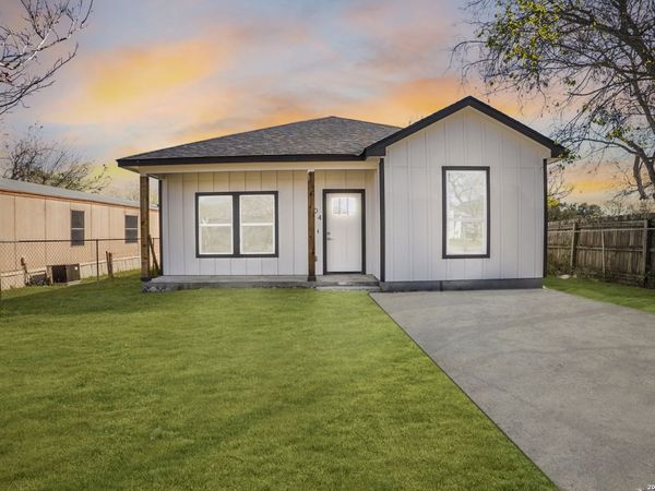 804 Peach, Jourdanton, TX 78026