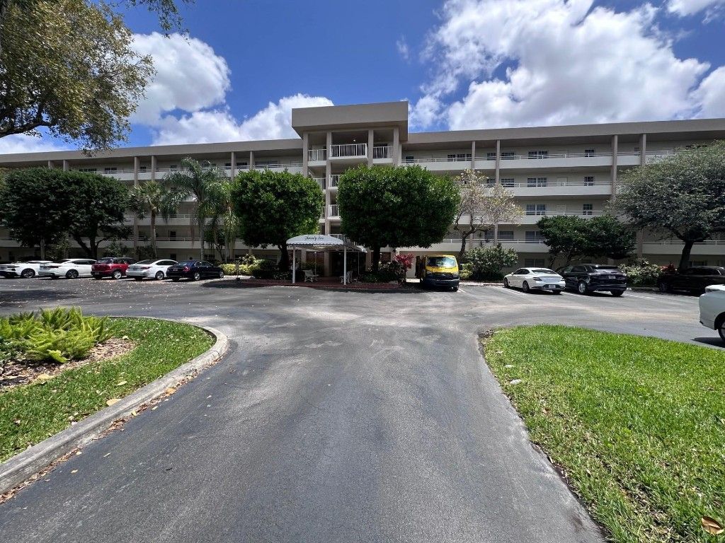 3850 Oaks Clubhouse Drive, Unit 403, Pompano Beach, FL 33069 Photo