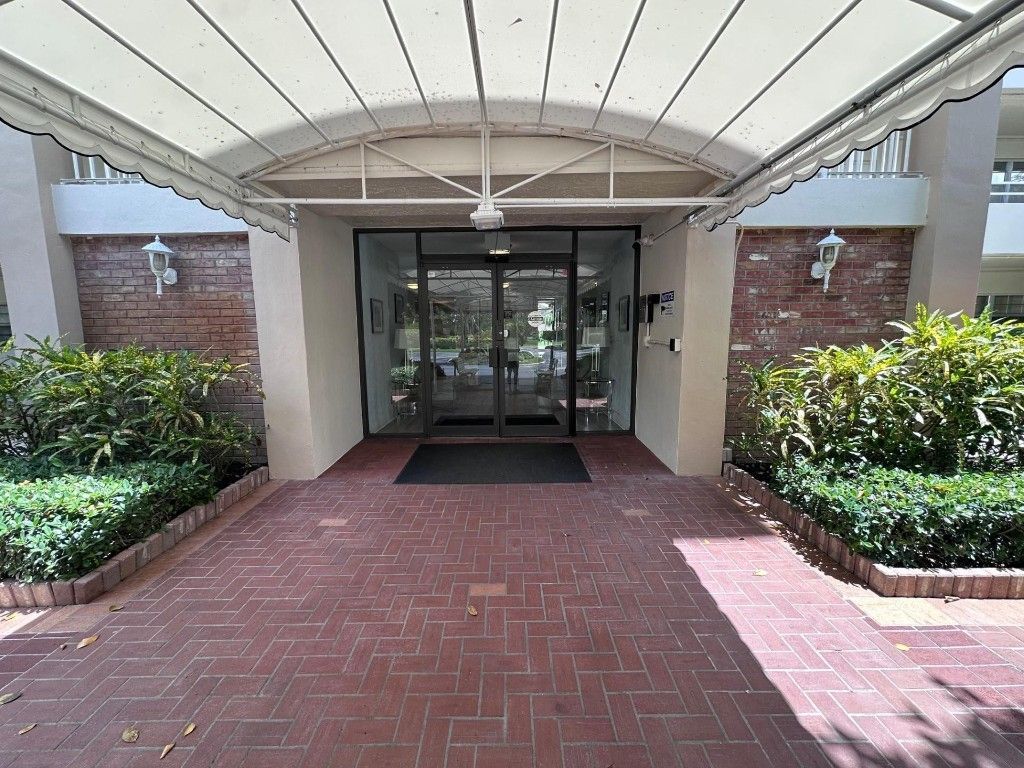 3850 Oaks Clubhouse Drive, Unit 403, Pompano Beach, FL 33069 Photo