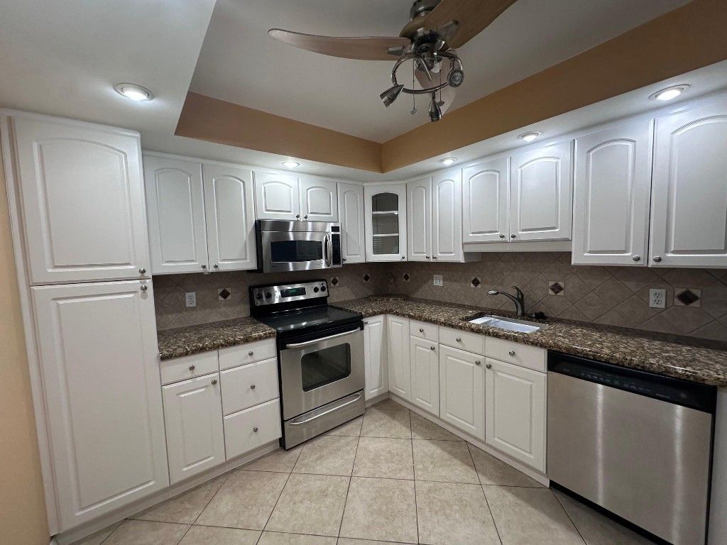 3850 Oaks Clubhouse Drive, Unit 403, Pompano Beach, FL 33069 Photo