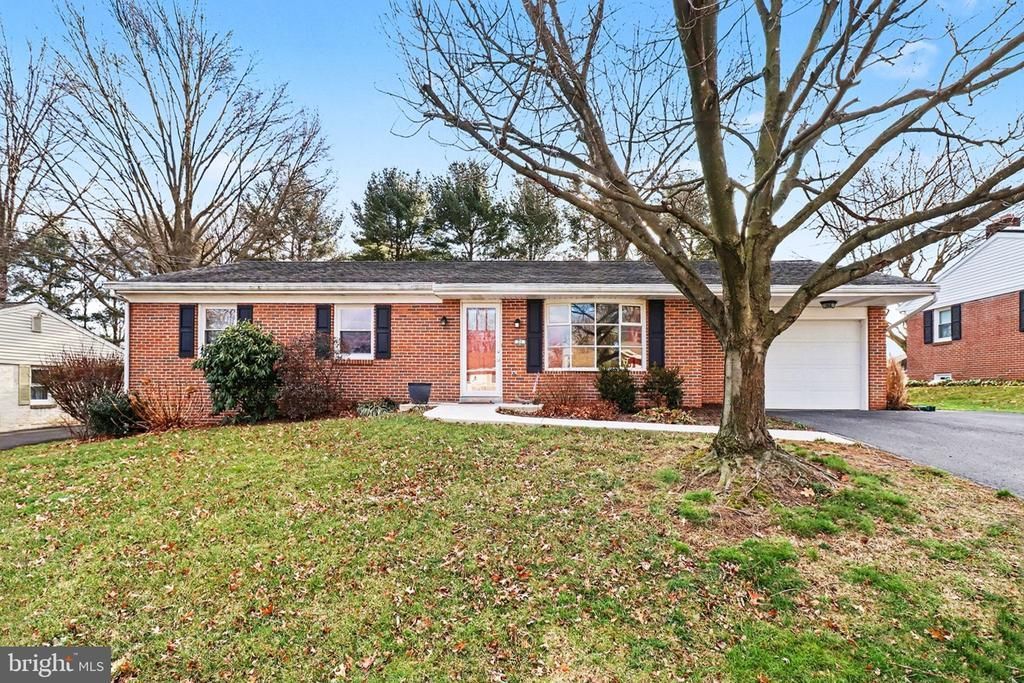 21 Dawn Avenue, Akron, PA 17501 Main Photo