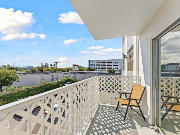 16465 NE 22nd Ave, Unit 302, North Miami Beach, FL 33160