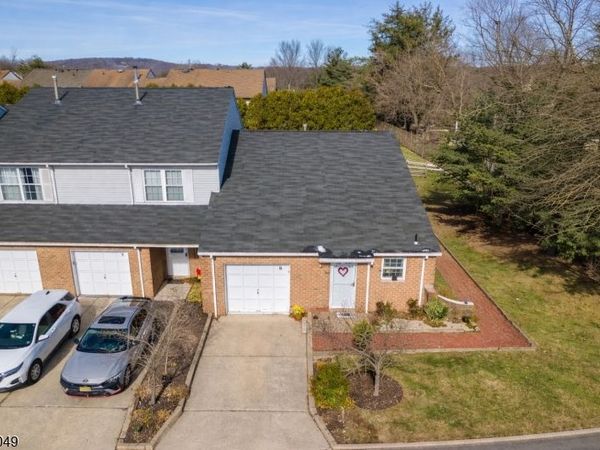 8 Lee Ct, Lebanon, NJ 08833