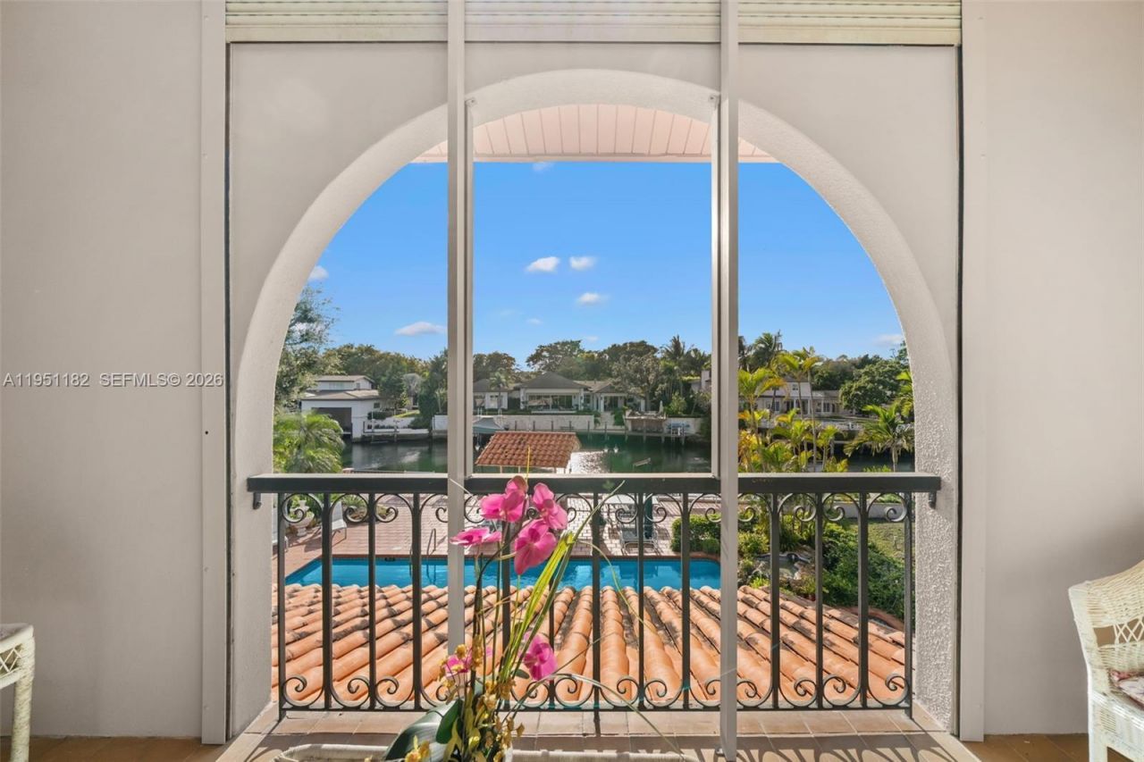 6636 Riviera Dr, Coral Gables, FL 33146 Photo