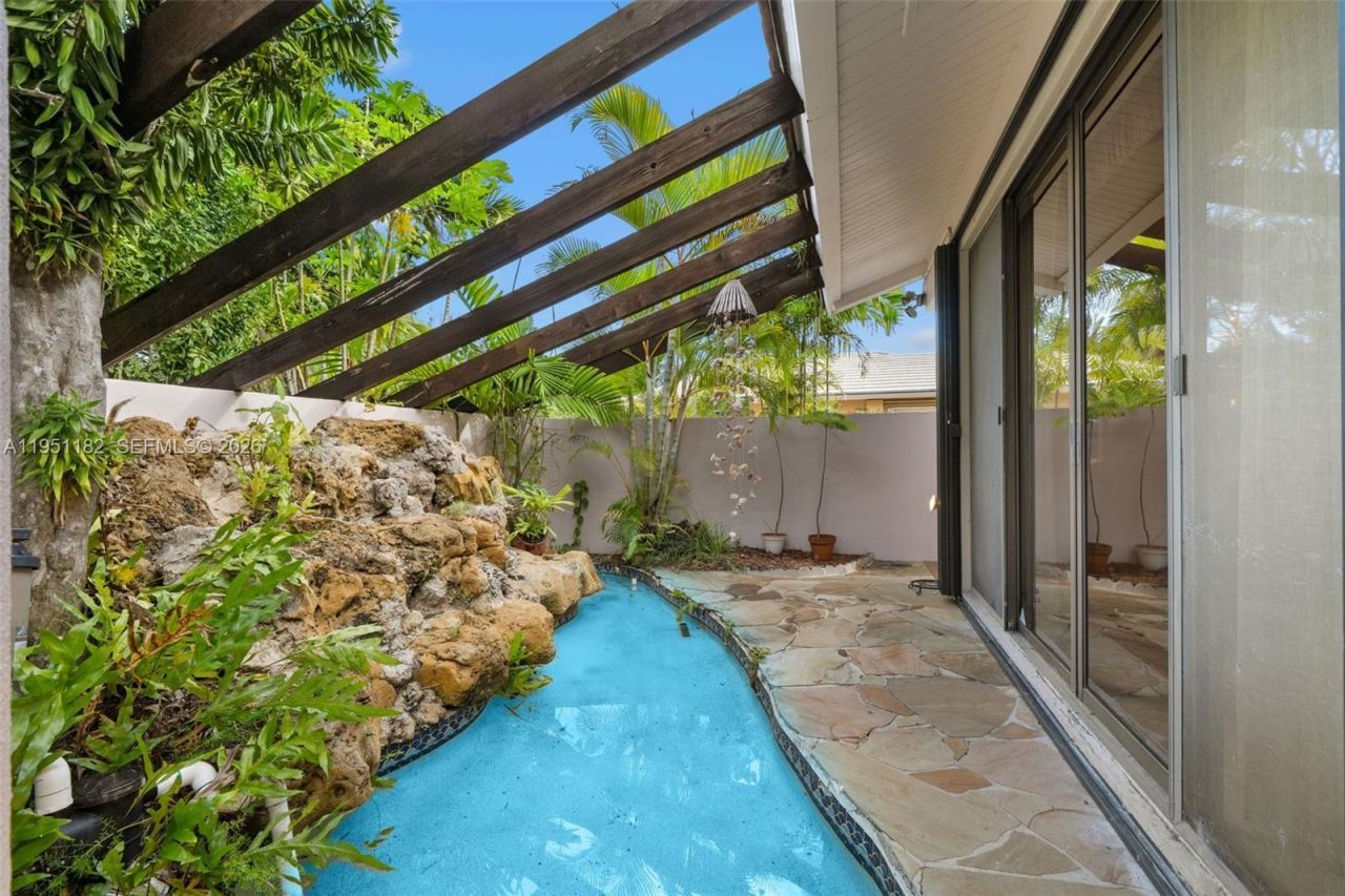 6636 Riviera Dr, Coral Gables, FL 33146 Photo