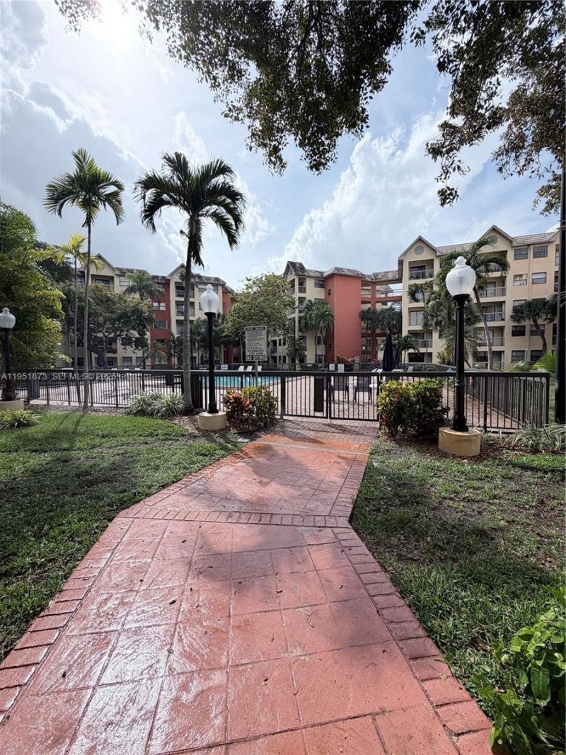 8160 NW Geneva Ct, Unit 202, Doral, FL 33166 Photo