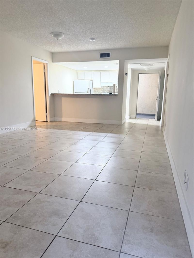 8160 NW Geneva Ct, Unit 202, Doral, FL 33166 Photo