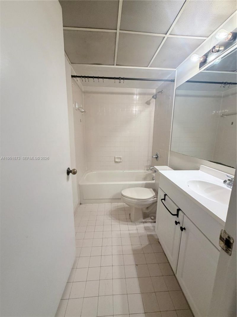 8160 NW Geneva Ct, Unit 202, Doral, FL 33166 Photo