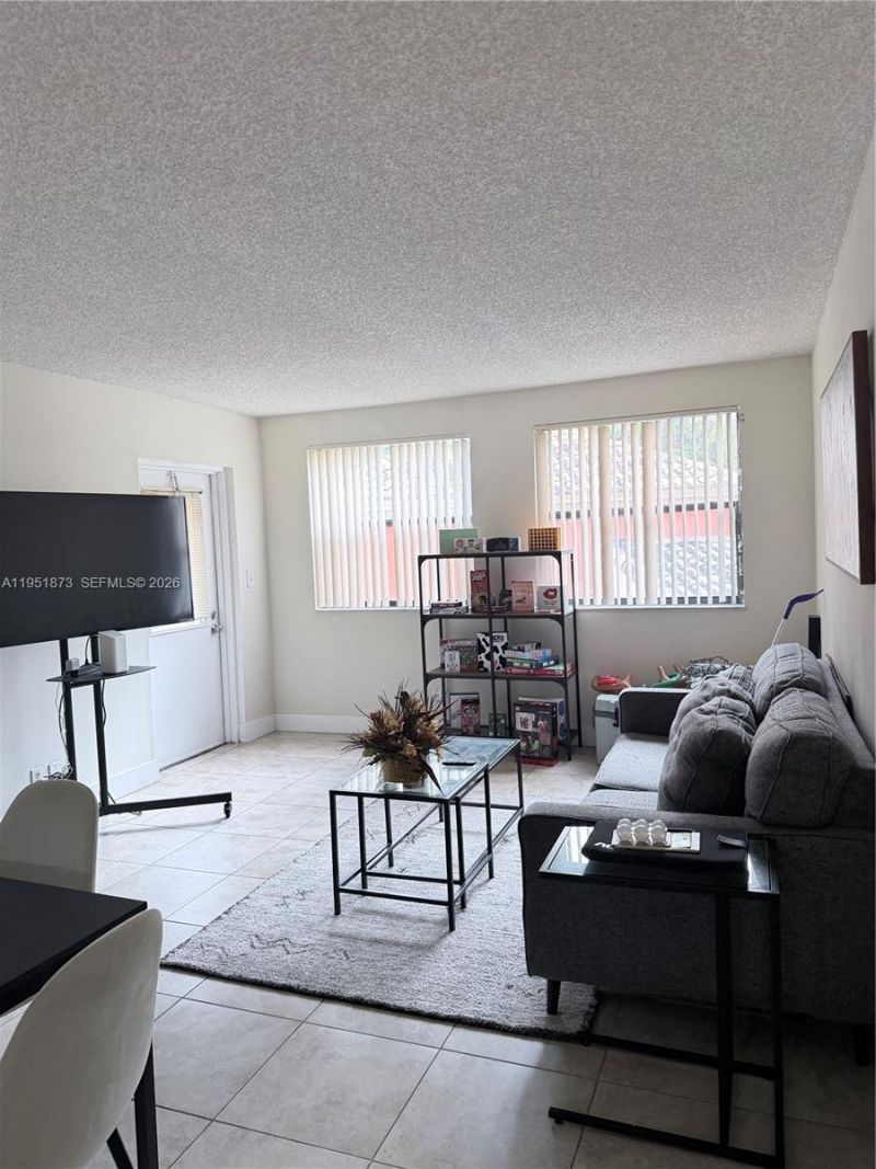 8160 NW Geneva Ct, Unit 202, Doral, FL 33166 Photo