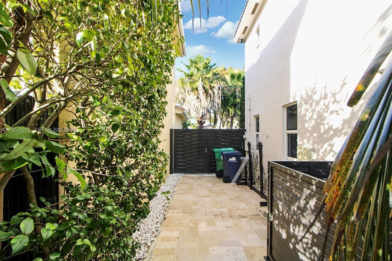 9008 SW 211th Ln, Cutler Bay, FL 33189 Photo