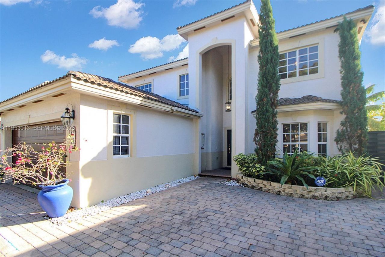 9008 SW 211th Ln, Cutler Bay, FL 33189 Photo