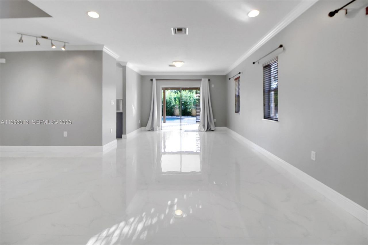 9008 SW 211th Ln, Cutler Bay, FL 33189 Photo