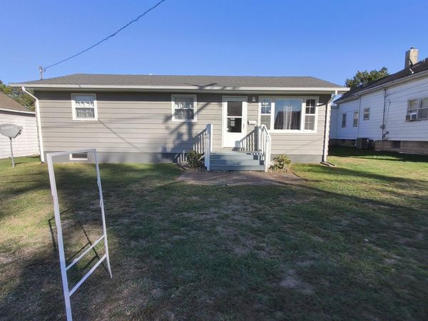 20 S PEACH Street, Duquoin, IL 62832