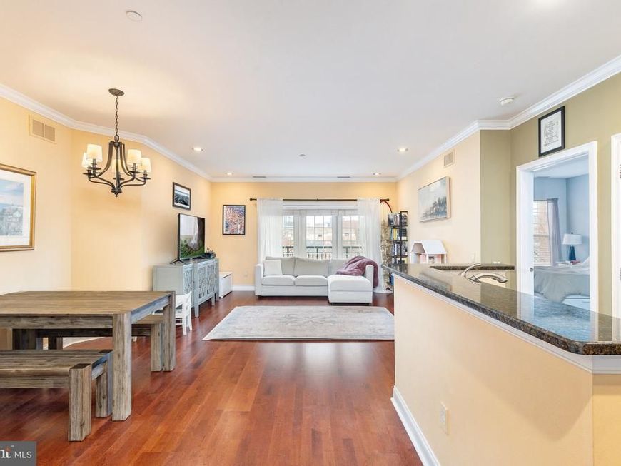 500 Admirals Way, Unit 214, Philadelphia, PA 19146 Main Photo