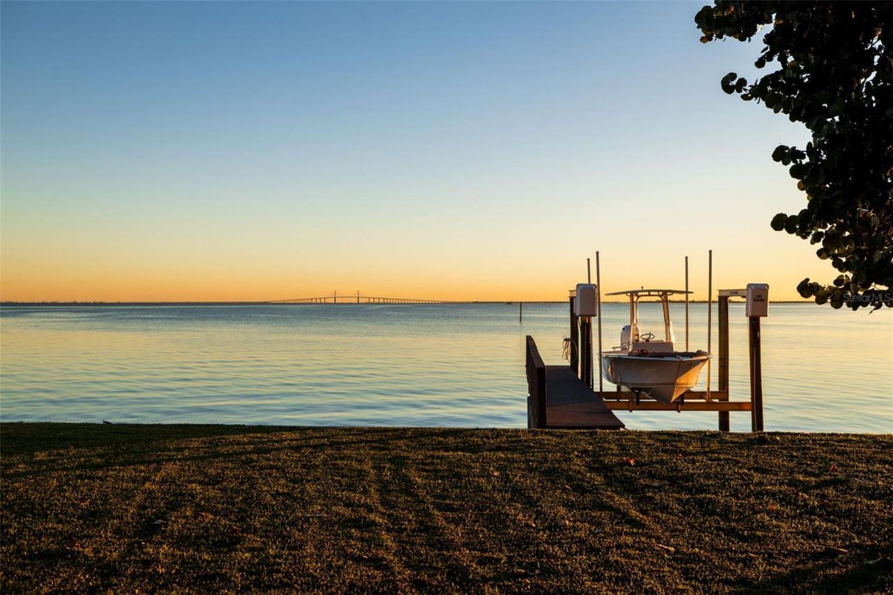 218 Colony Point Road S, Saint Petersburg, FL 33705 Photo