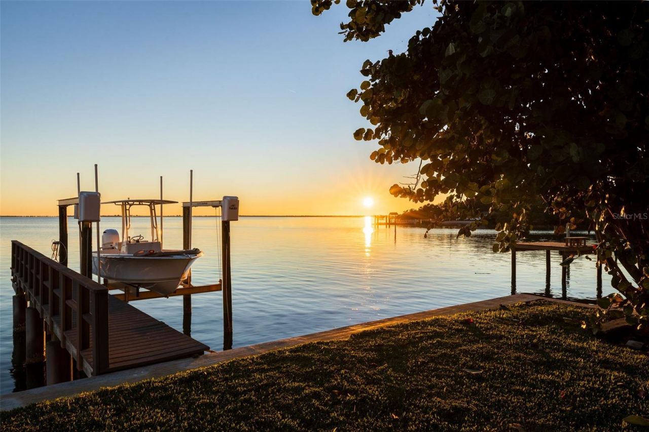 218 Colony Point Road S, Saint Petersburg, FL 33705 Photo