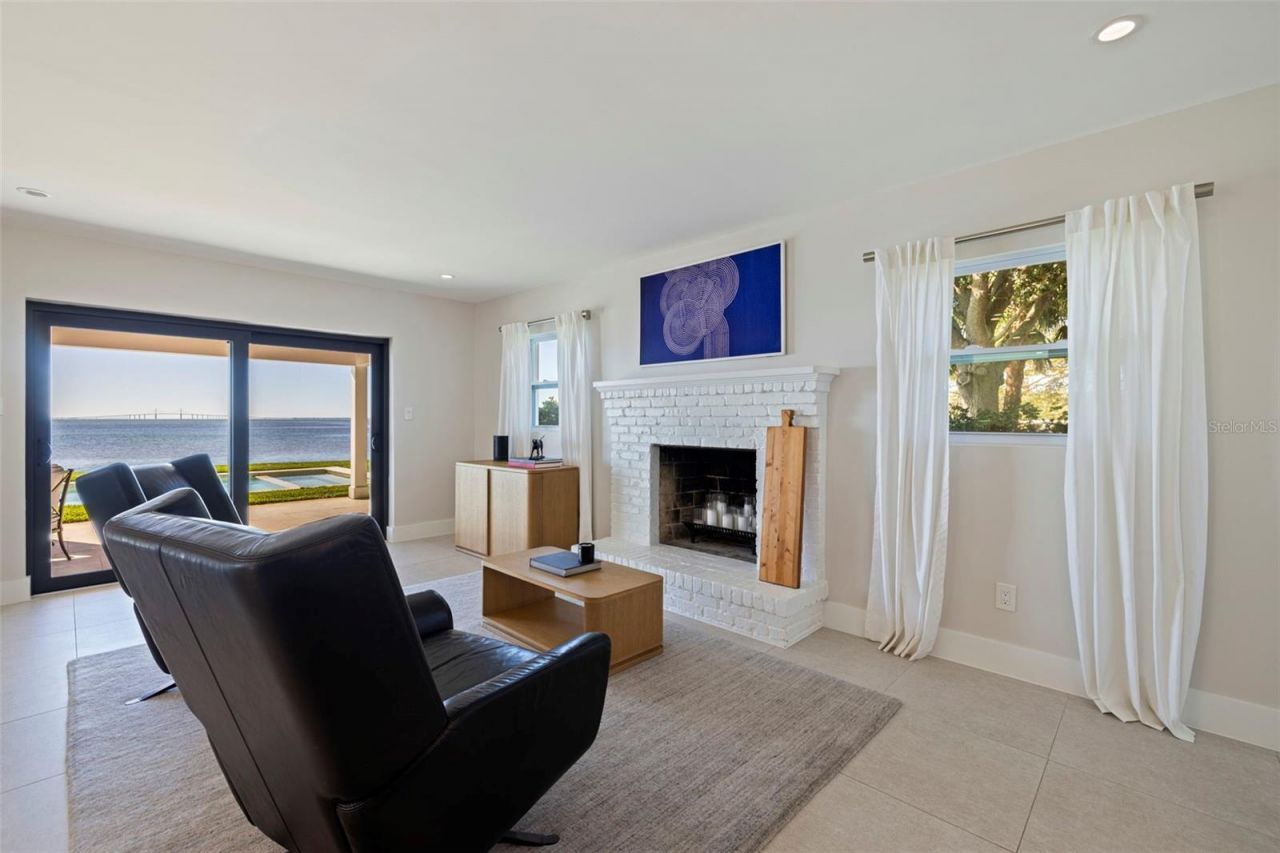 218 Colony Point Road S, Saint Petersburg, FL 33705 Photo