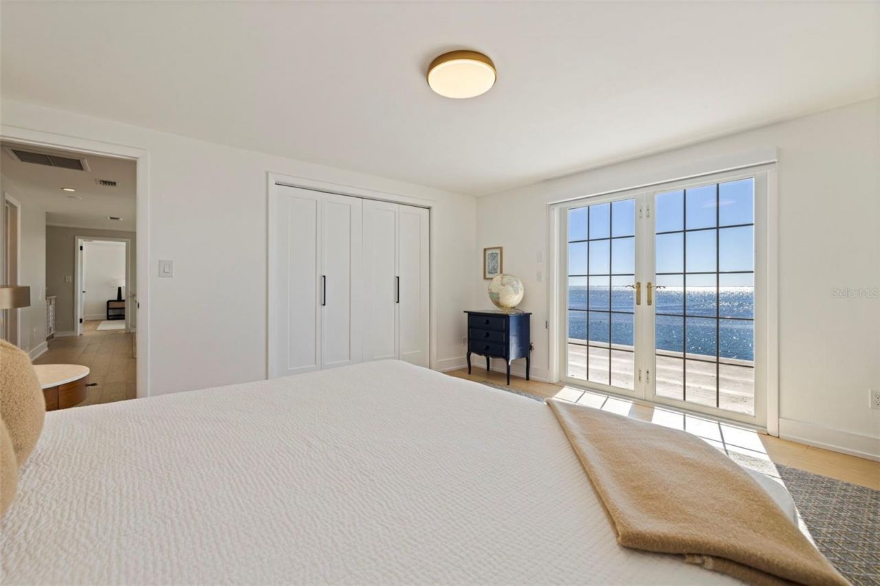 218 Colony Point Road S, Saint Petersburg, FL 33705 Photo