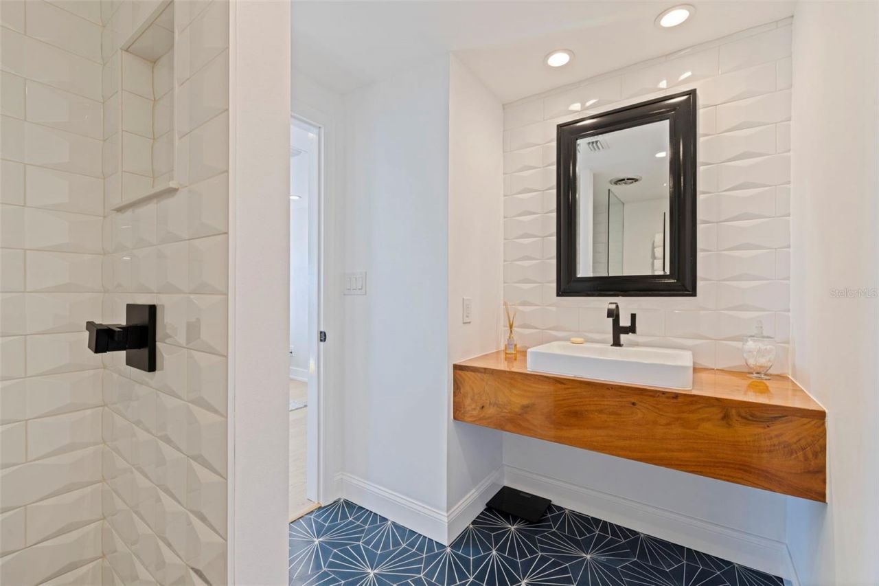 218 Colony Point Road S, Saint Petersburg, FL 33705 Photo