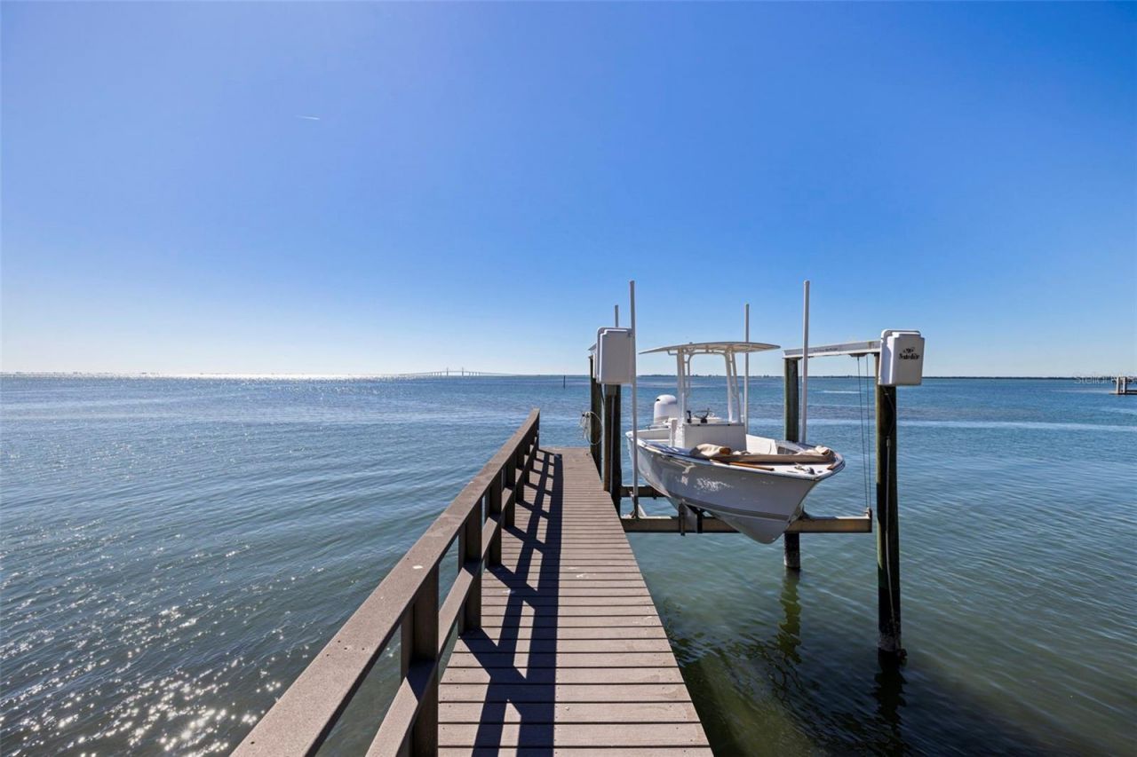 218 Colony Point Road S, Saint Petersburg, FL 33705 Photo