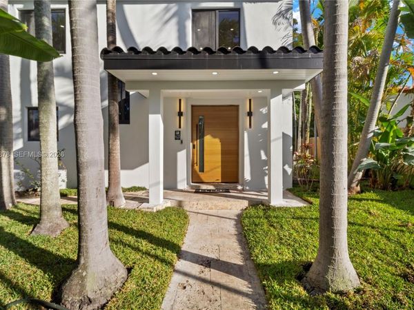 435 W 43rd St, Miami Beach, FL 33140