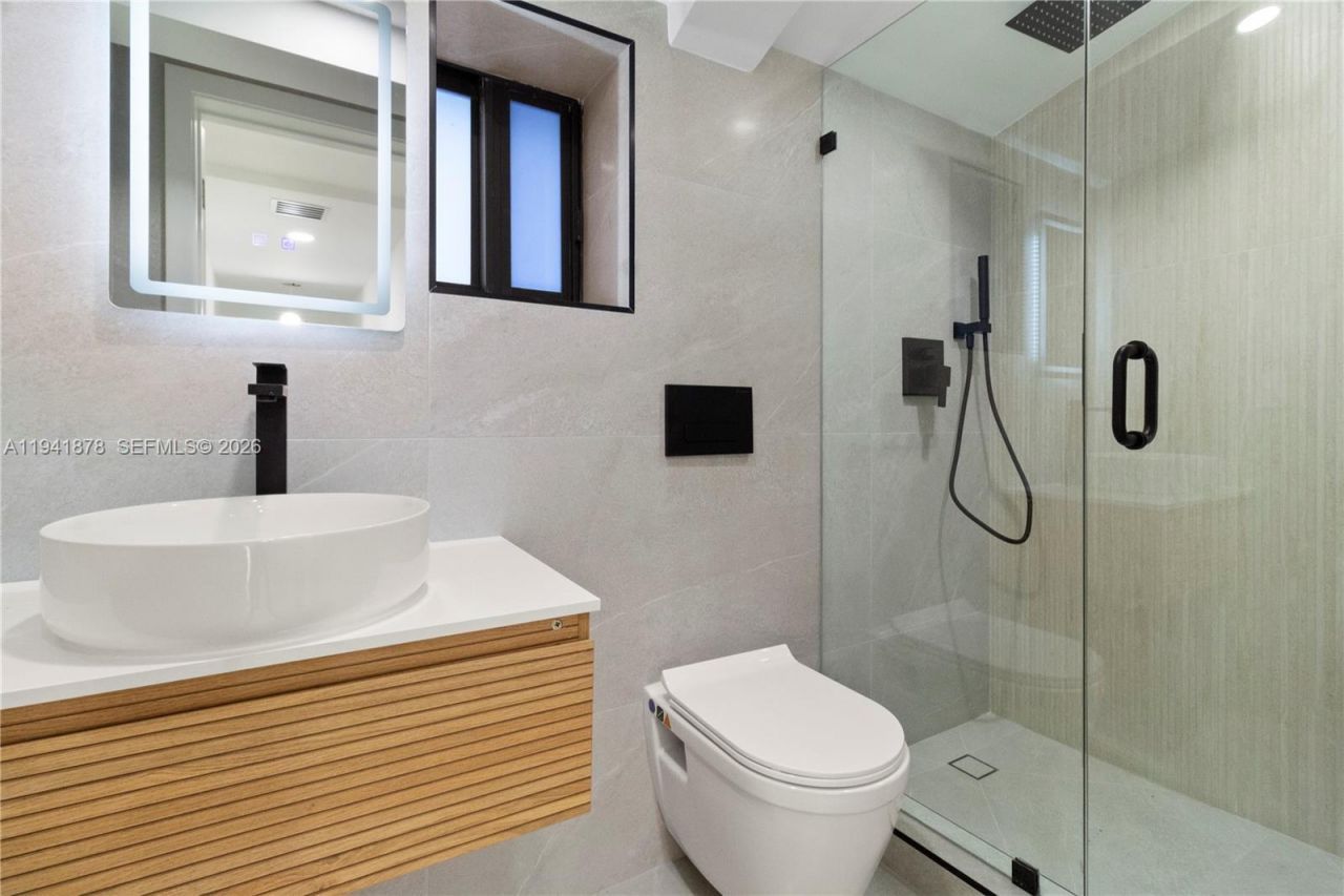 435 W 43rd St, Miami Beach, FL 33140 Photo