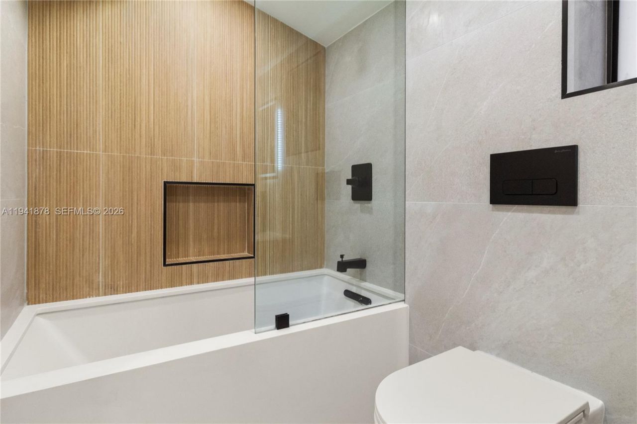 435 W 43rd St, Miami Beach, FL 33140 Photo