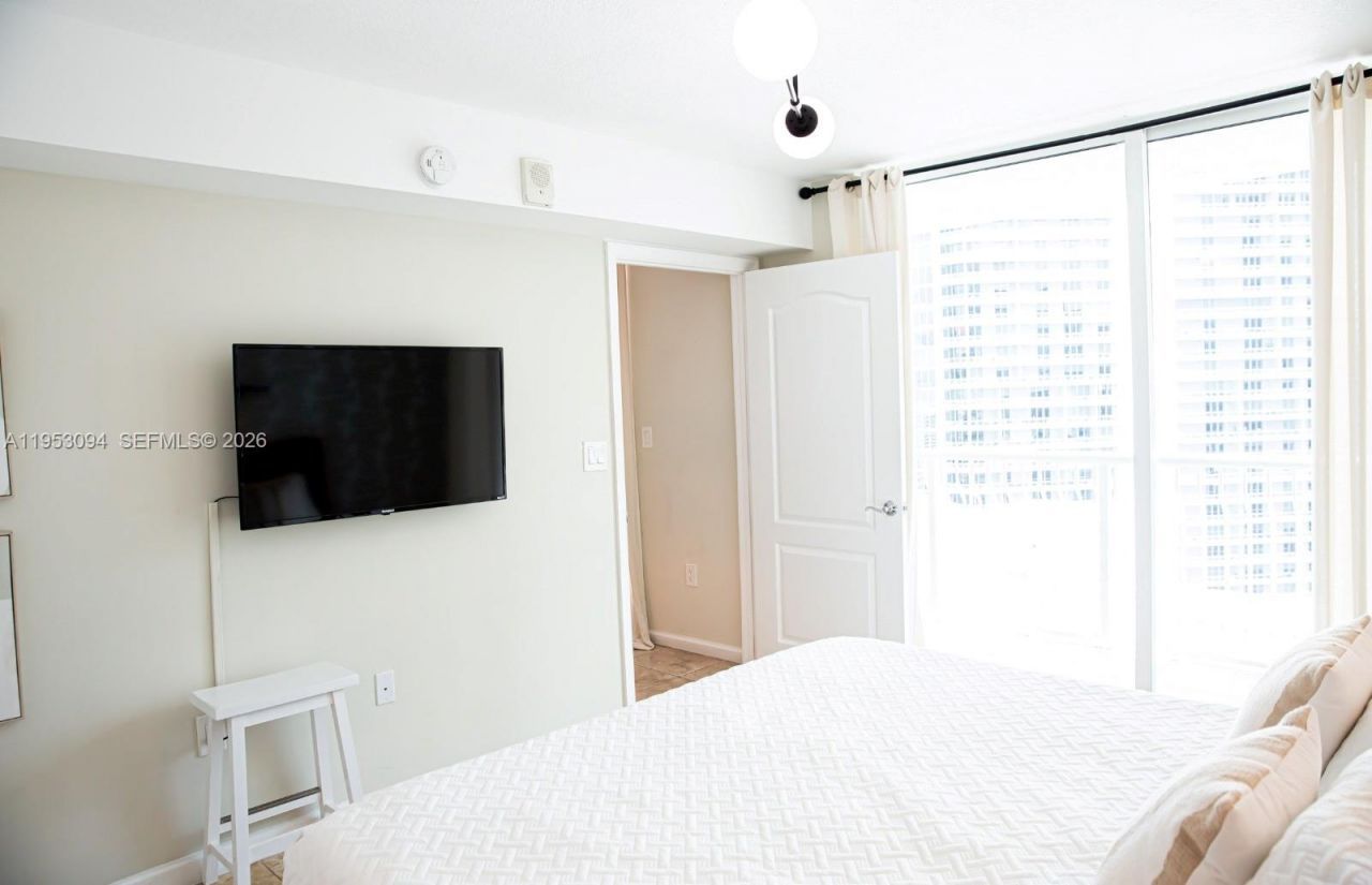 1200 Brickell Bay Dr, Unit 3215, Miami, FL 33131 Photo