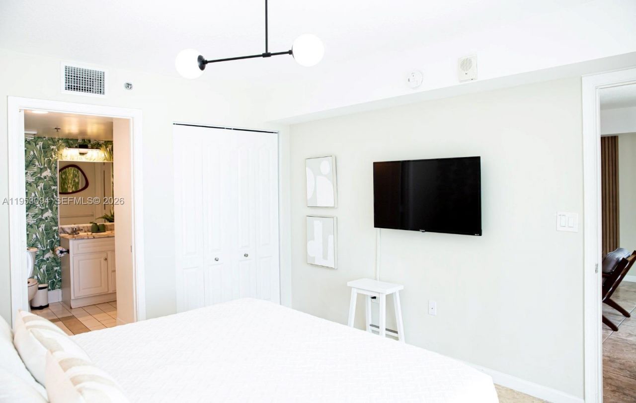 1200 Brickell Bay Dr, Unit 3215, Miami, FL 33131 Photo