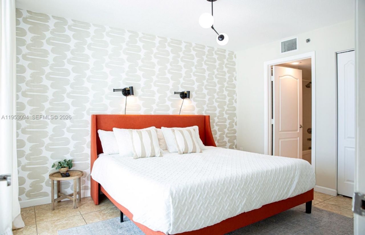 1200 Brickell Bay Dr, Unit 3215, Miami, FL 33131 Photo