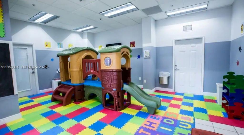 1200 Brickell Bay Dr, Unit 3215, Miami, FL 33131 Photo