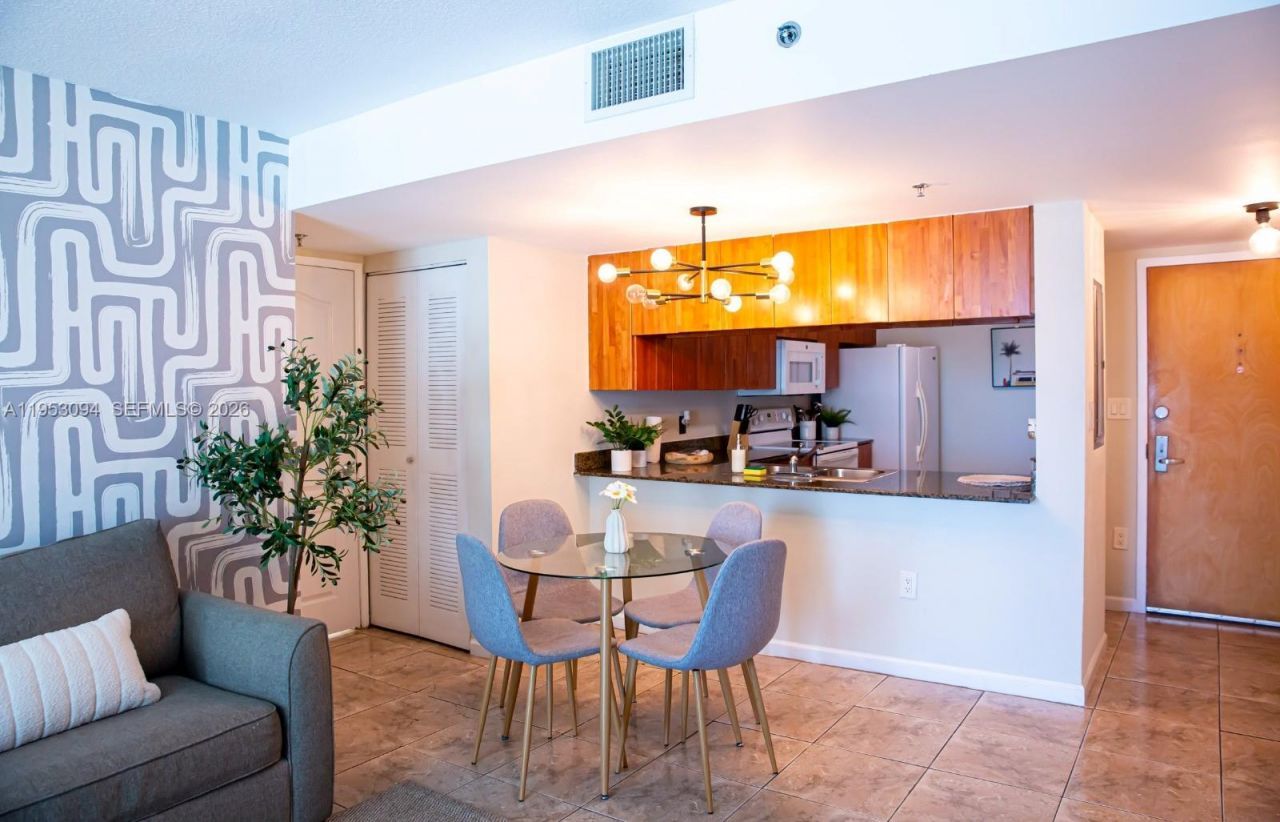 1200 Brickell Bay Dr, Unit 3215, Miami, FL 33131 Photo