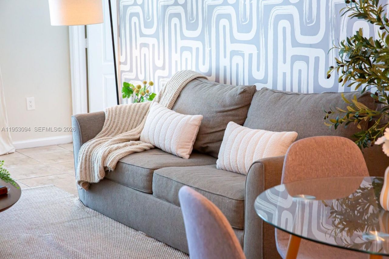 1200 Brickell Bay Dr, Unit 3215, Miami, FL 33131 Photo