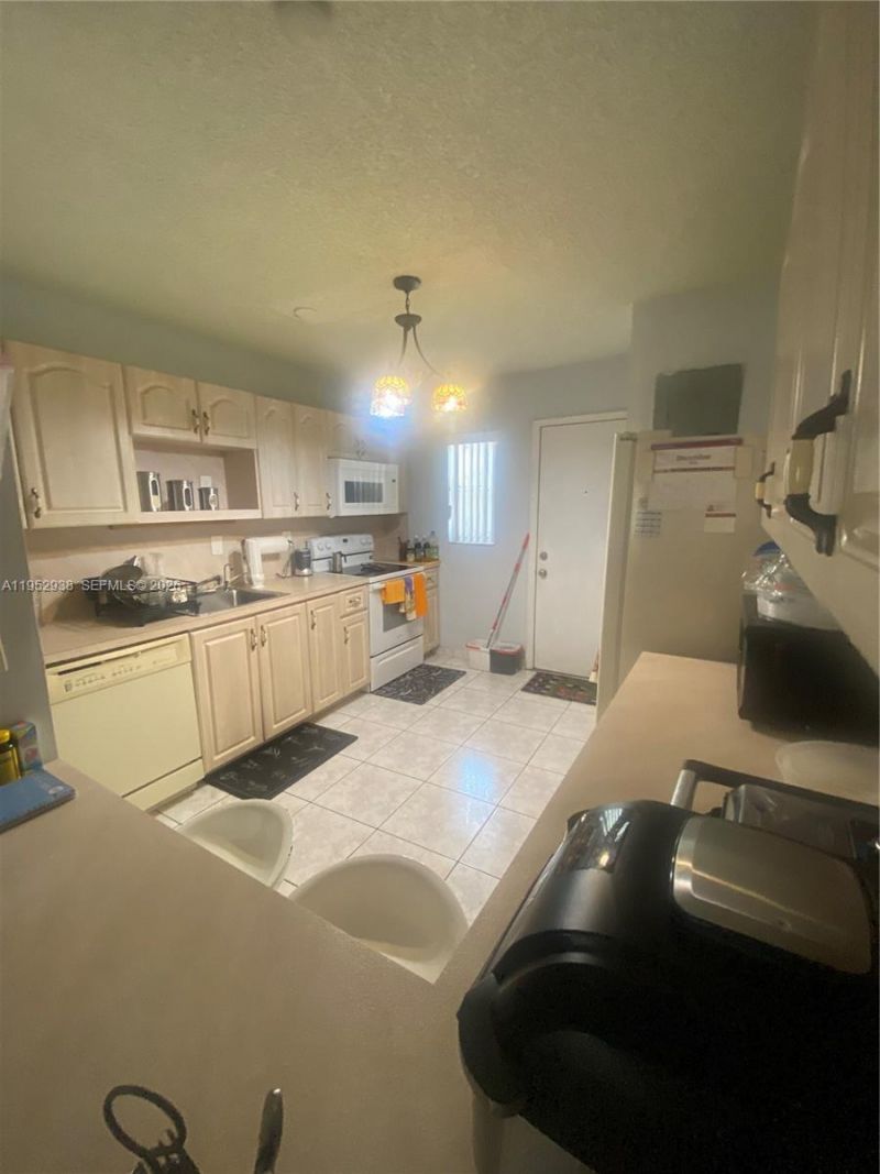 1950 W 54th St, Unit 105, Hialeah, FL 33012 Photo