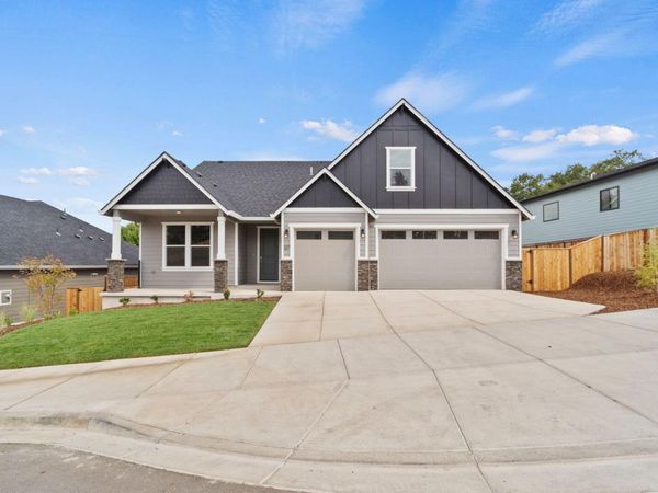 1159 Pumpkin Ridge Drive, Unit 323, Eagle Point, OR 97524