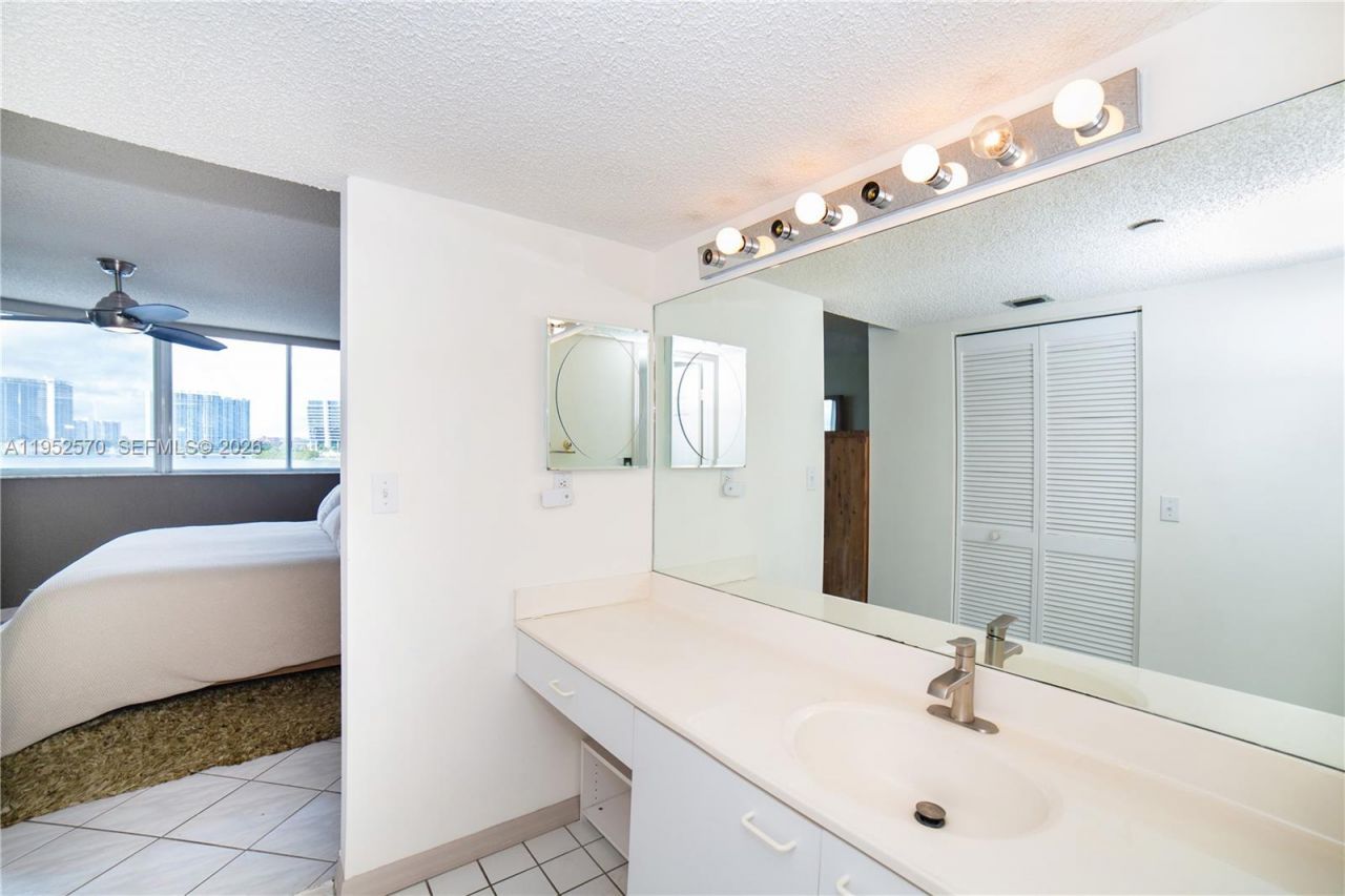 18000 N Bay Rd, Unit 404, Sunny Isles Beach, FL 33160 Photo