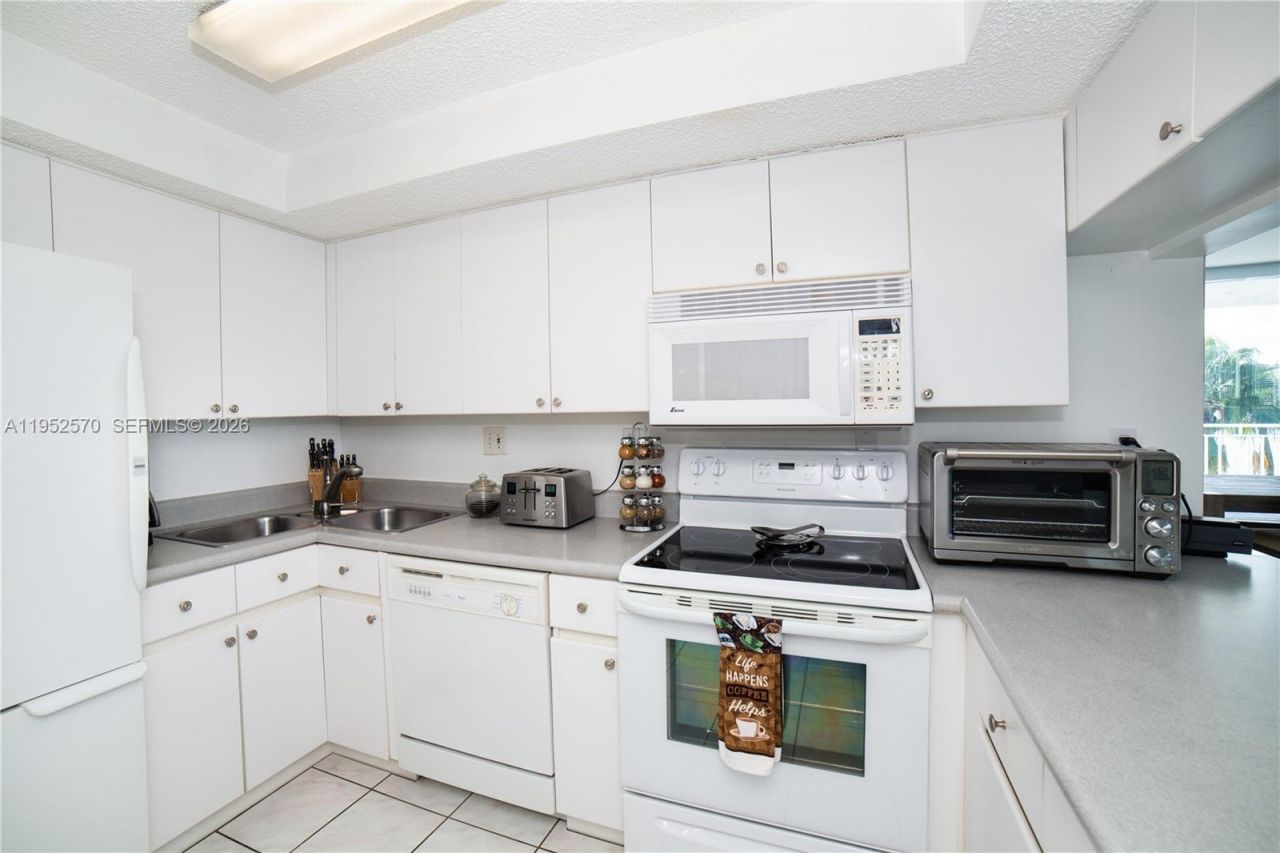 18000 N Bay Rd, Unit 404, Sunny Isles Beach, FL 33160 Photo