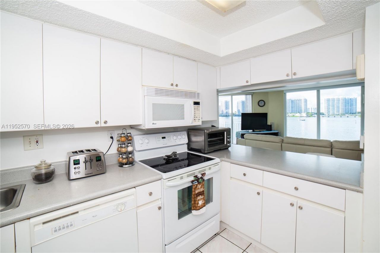 18000 N Bay Rd, Unit 404, Sunny Isles Beach, FL 33160 Photo