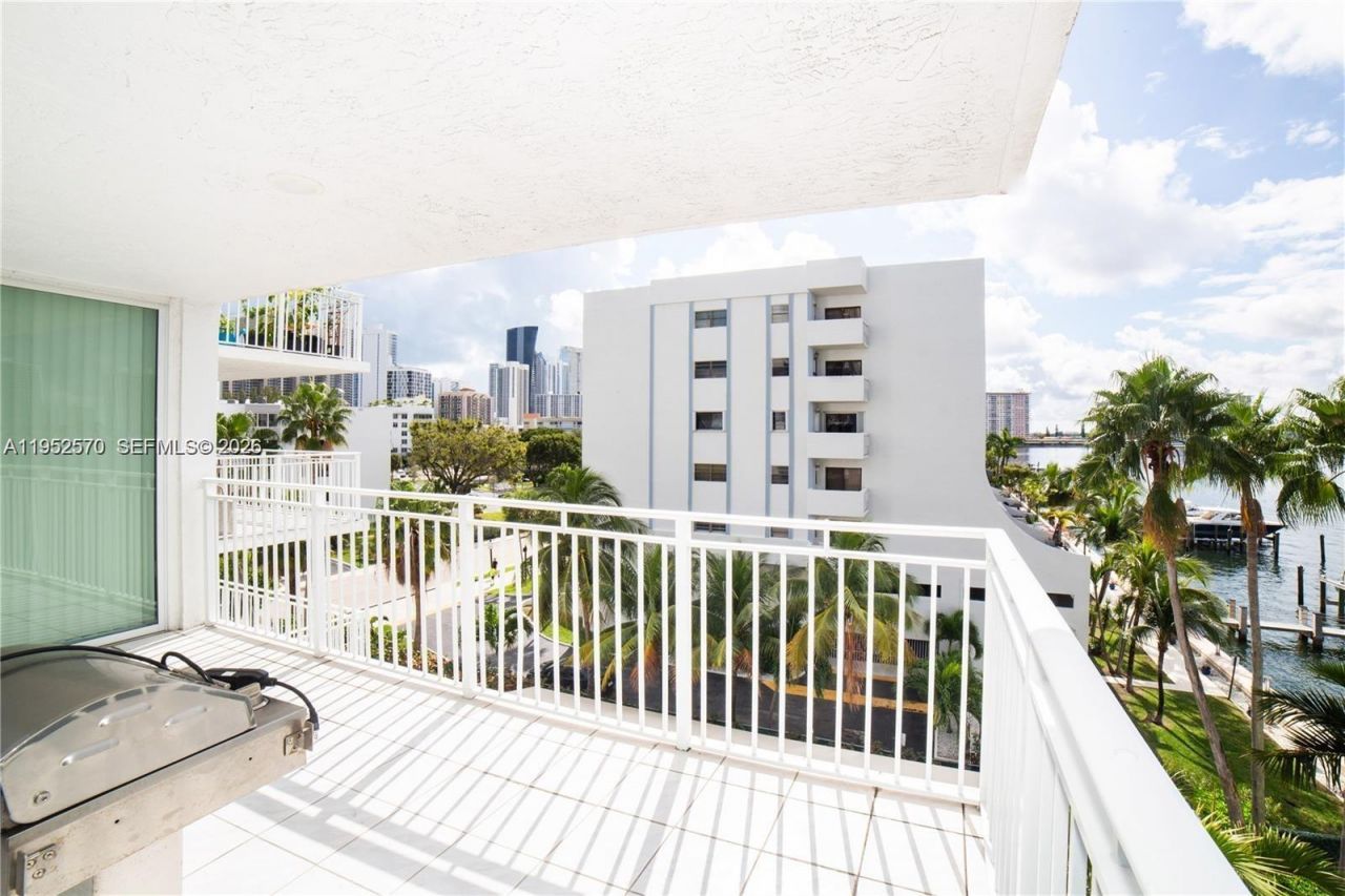 18000 N Bay Rd, Unit 404, Sunny Isles Beach, FL 33160 Photo