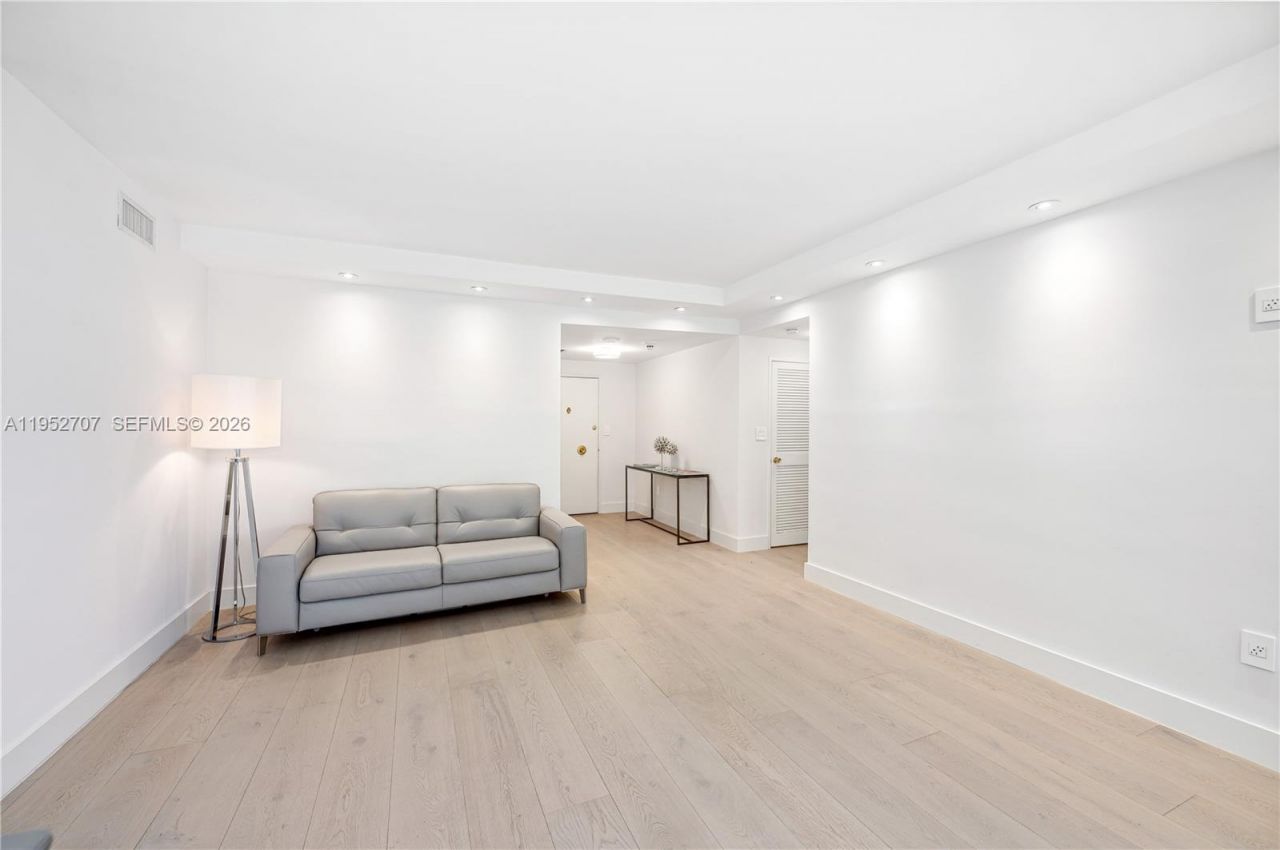 5255 Collins Ave , Unit 4A, Miami Beach, FL 33140 Photo