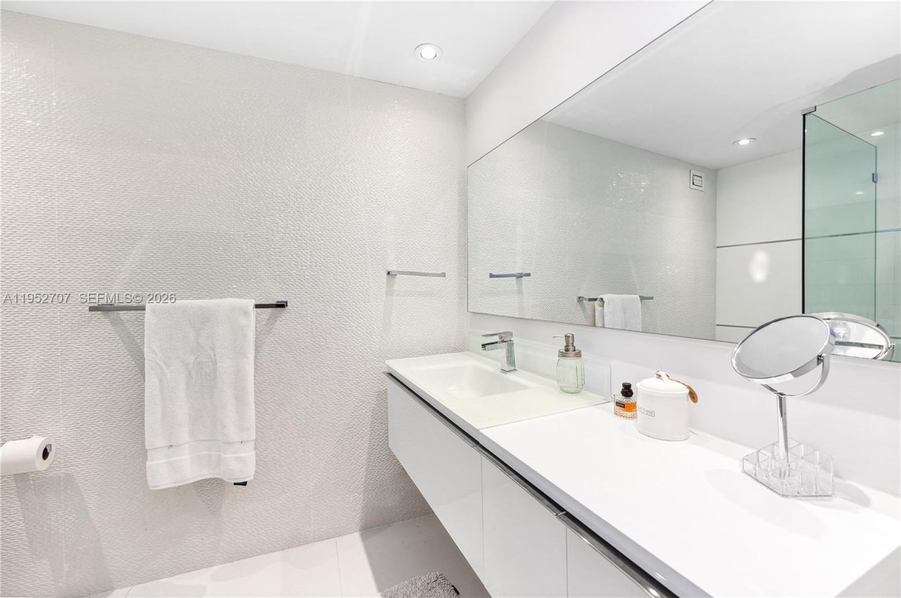 5255 Collins Ave , Unit 4A, Miami Beach, FL 33140 Photo