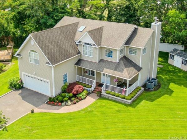 24 Ridge Court, Hauppauge, NY 11788