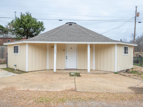 704 Roundhouse Rd, Starkville, MS 39759