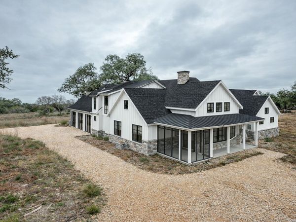 801 Grand Oaks, Hondo, TX 78861