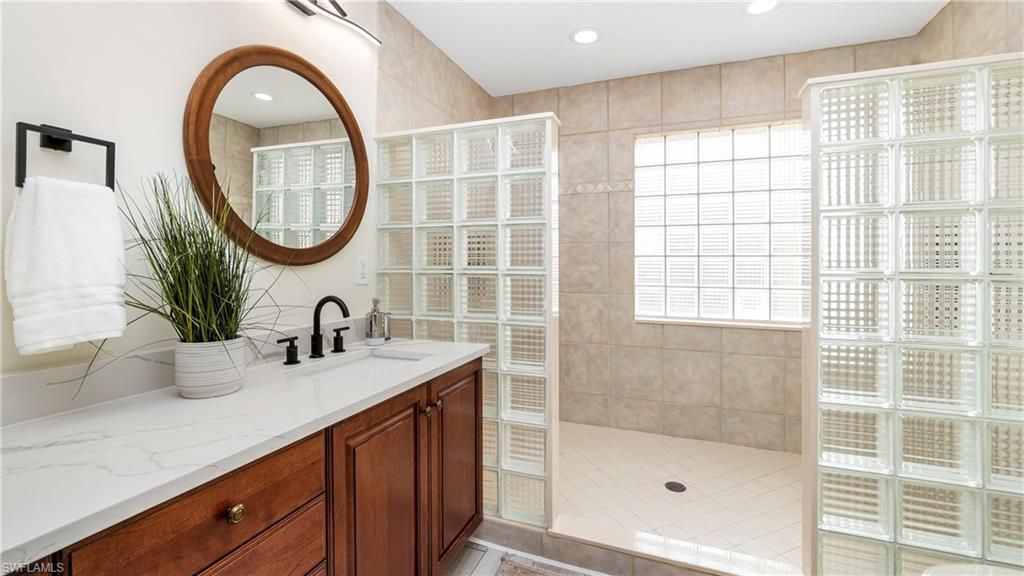 14811 Laguna Dr, Unit 202, Fort Myers, FL 33908 Photo