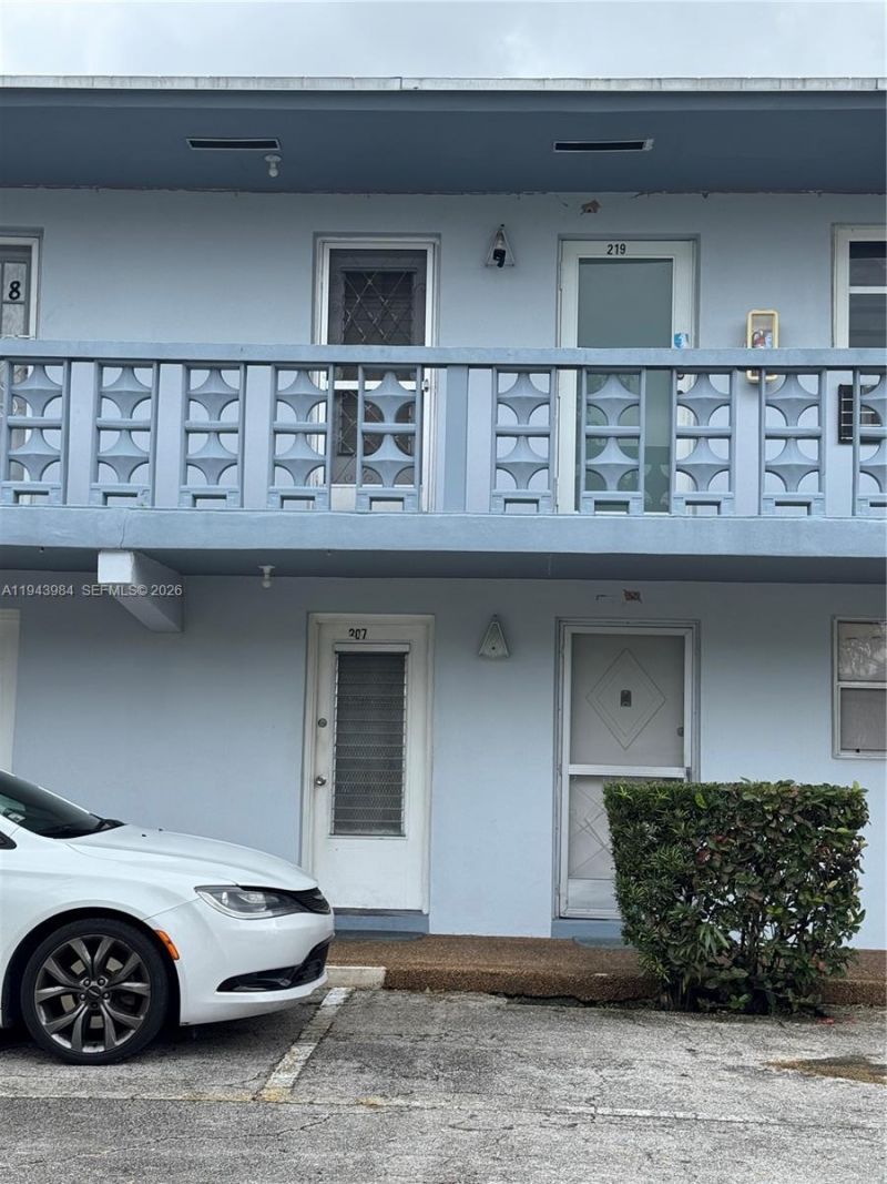 300 NE 191st St , Unit 219, Miami, FL 33179 Photo