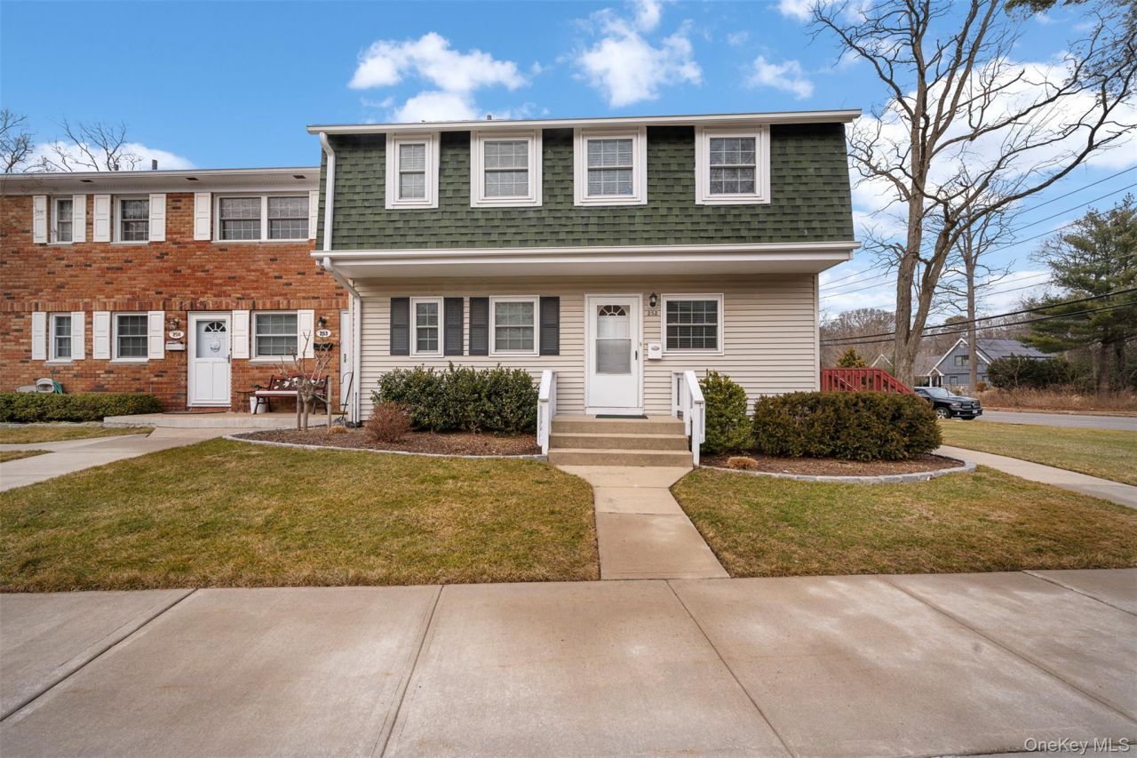 252 Village Drive, Unit 252, Hauppauge, NY 11788 Main Photo