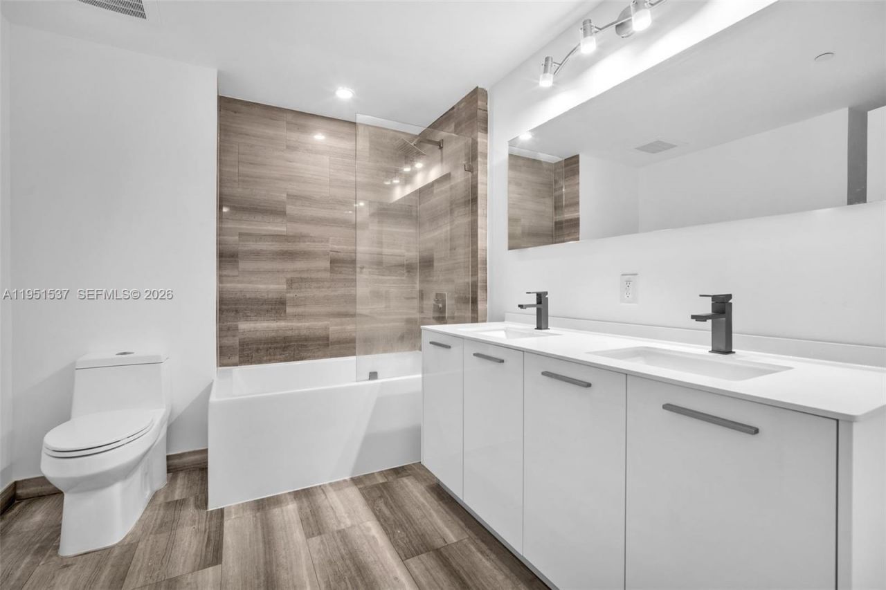 1300 Brickell Bay Dr, Unit 2507, Miami, FL 33131 Photo