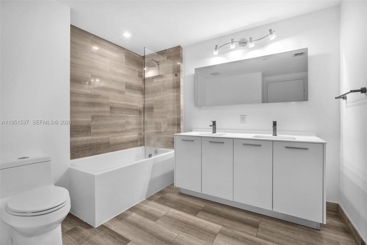 1300 Brickell Bay Dr, Unit 2507, Miami, FL 33131 Photo