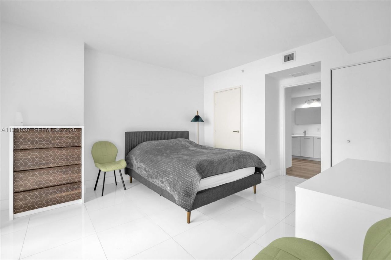 1300 Brickell Bay Dr, Unit 2507, Miami, FL 33131 Photo